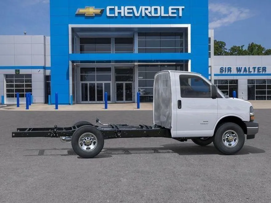 2025 Chevrolet Express Cutaway 3500 Van photo 1