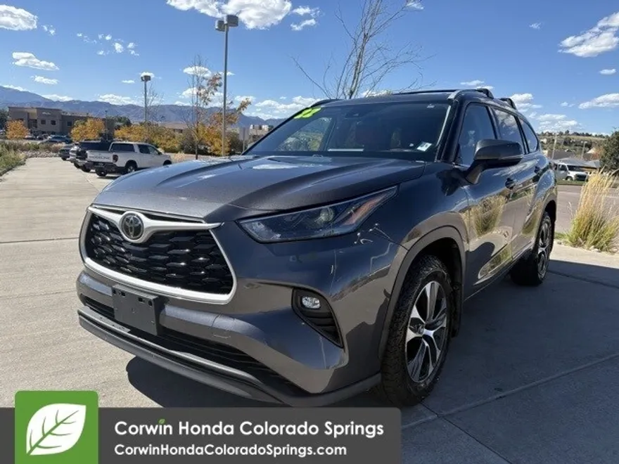 2022 Toyota Highlander XLE photo 1