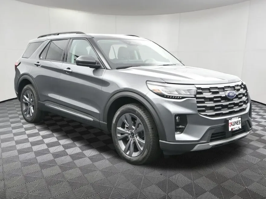 2025 Ford Explorer photo 1