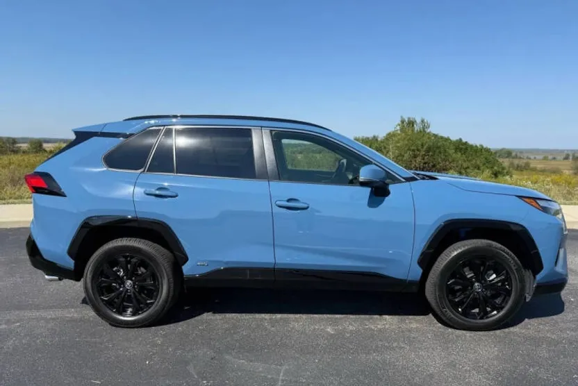 2023 Toyota RAV4 Hybrid SE photo 1