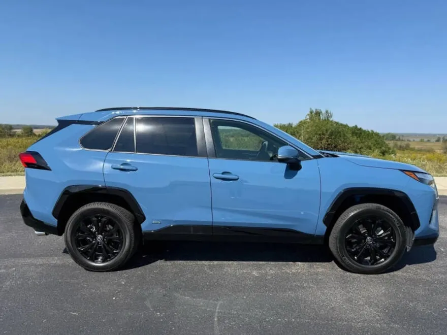 2023 Toyota RAV4 Hybrid SE photo 1