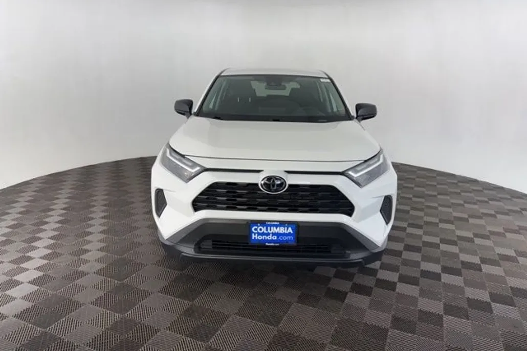 2024 Toyota RAV4 LE photo 1