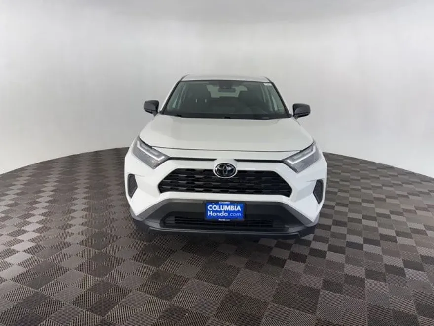 2024 Toyota RAV4 LE photo 1
