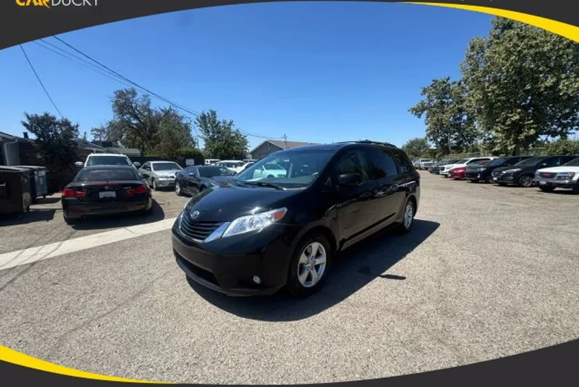2014 Toyota Sienna LE photo 1