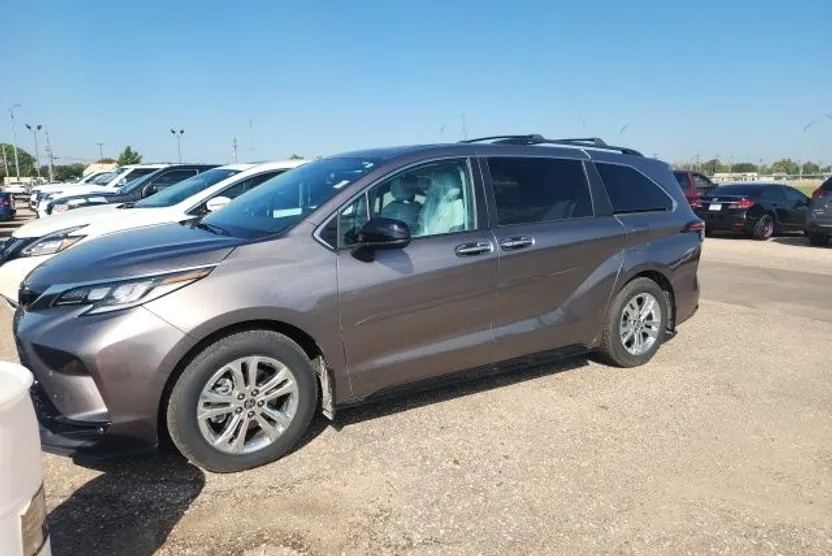 2022 Toyota Sienna XSE photo 1