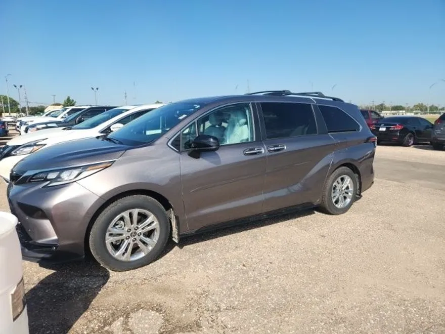 2022 Toyota Sienna XSE photo 1