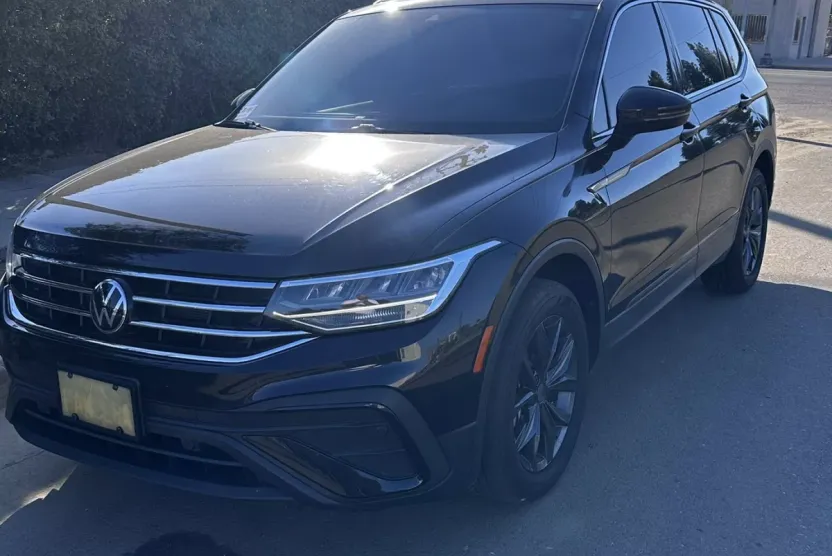 2023 Volkswagen Tiguan SE photo 1