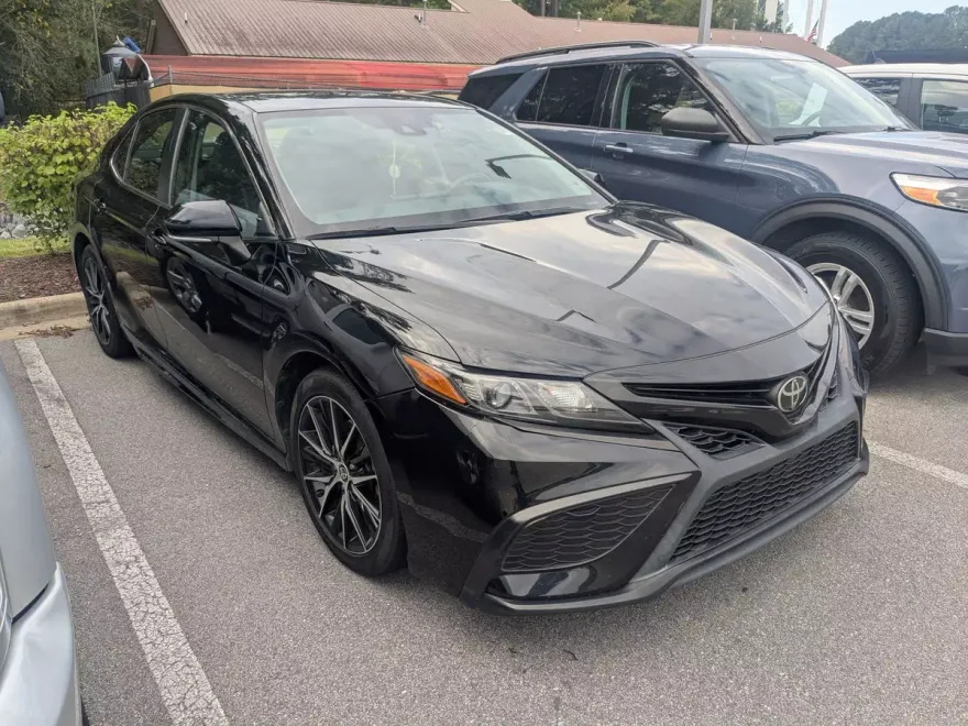 2022 Toyota Camry SE photo 1