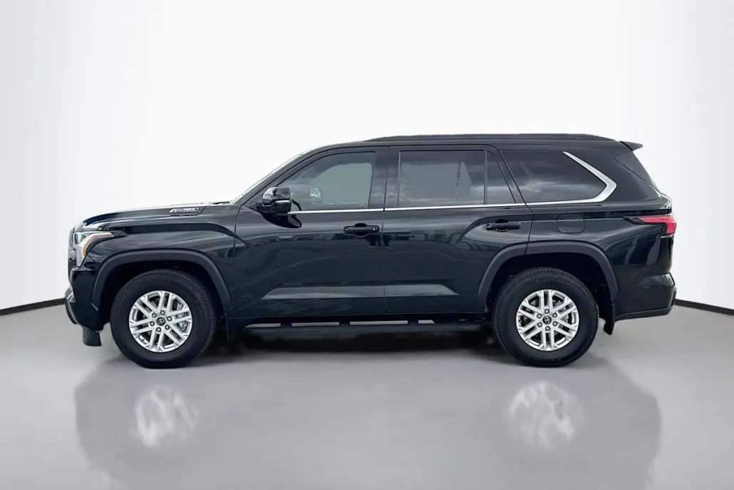 2023 Toyota Sequoia SR5 photo 1
