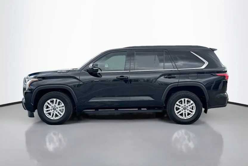 2023 Toyota Sequoia SR5 photo 1