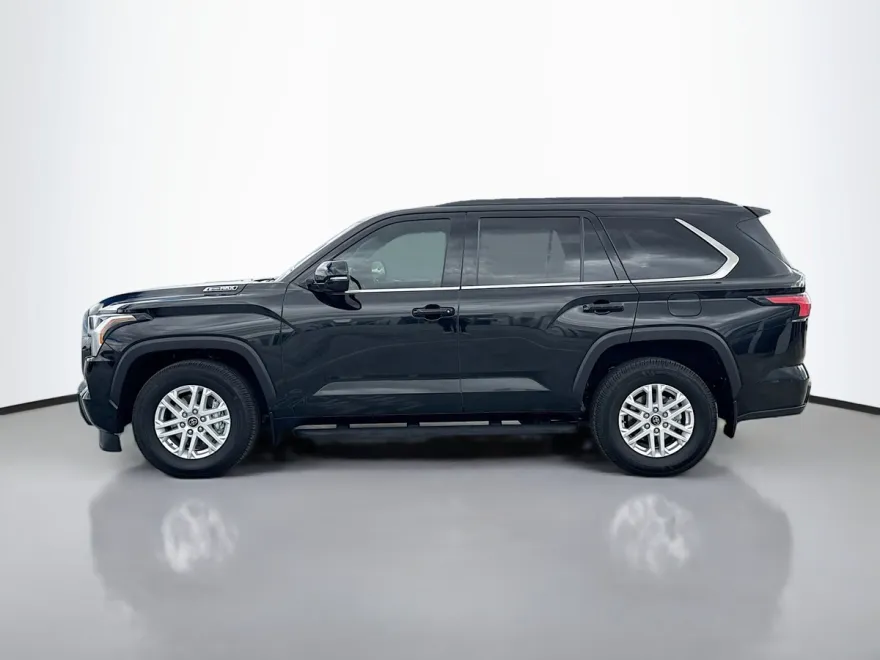 2023 Toyota Sequoia SR5 photo 1