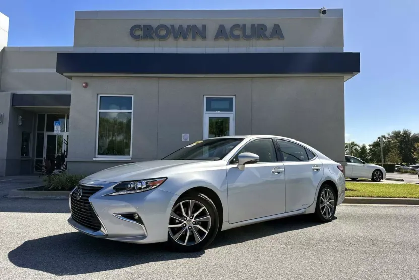 2018 Lexus ES 300h photo 1
