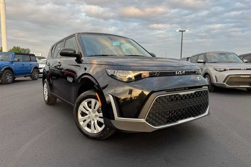 2025 Kia Soul LX photo 1