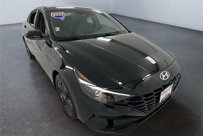2022 Hyundai Elantra SEL photo 1