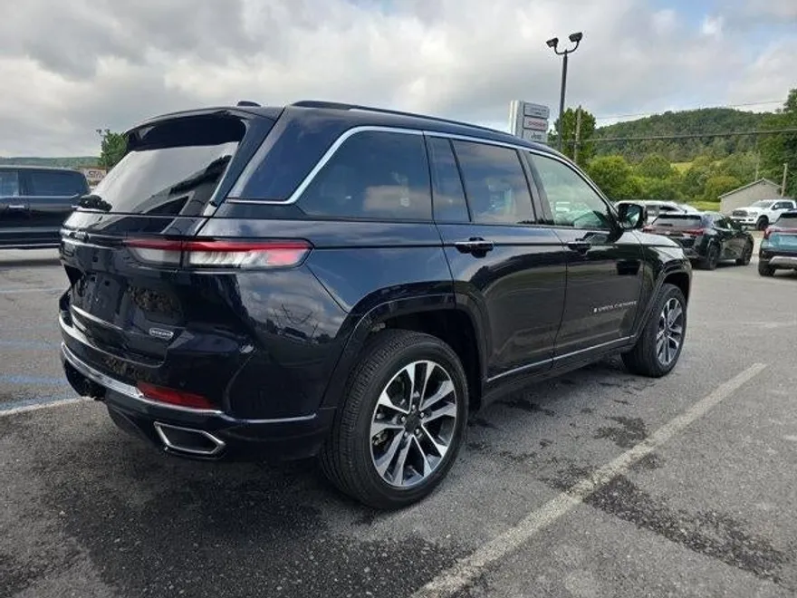 2023 Jeep Grand Cherokee Overland photo 1