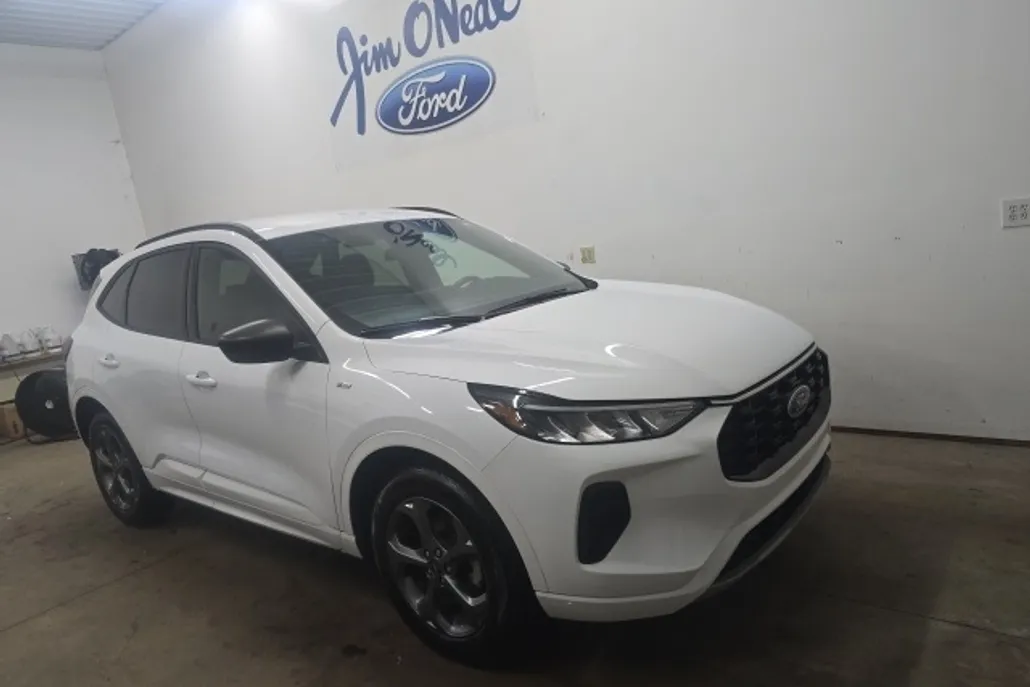 2023 Ford Escape ST-Line photo 1