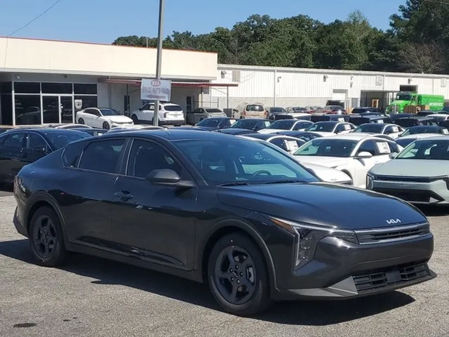 2025 Kia K4 LXS photo 1
