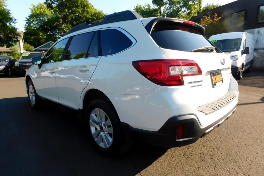 2018 Subaru Outback 2.5i Premium photo 1