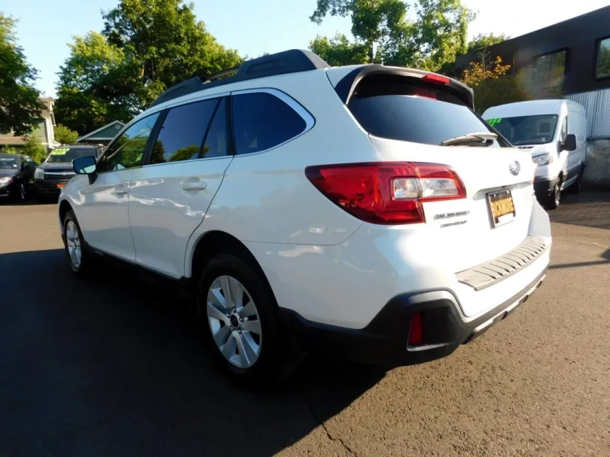 2018 Subaru Outback 2.5i Premium photo 1