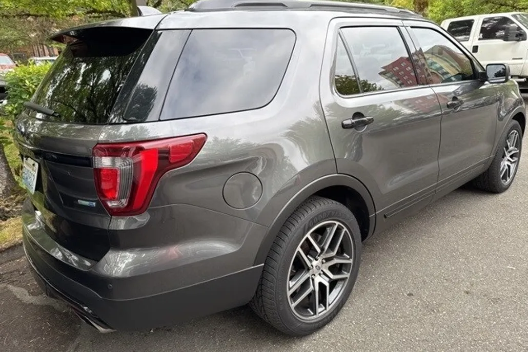2017 Ford Explorer Sport photo 1