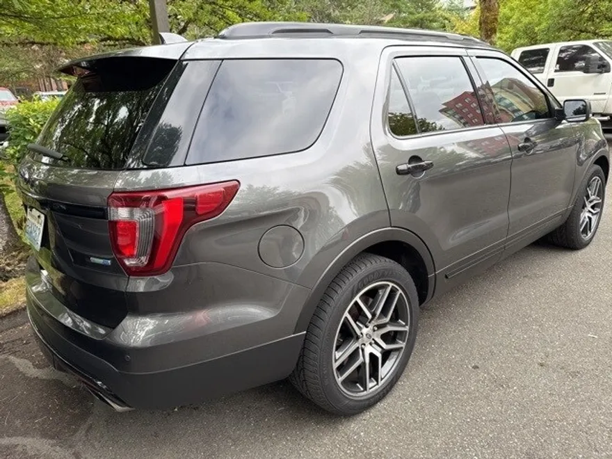 2017 Ford Explorer Sport photo 1