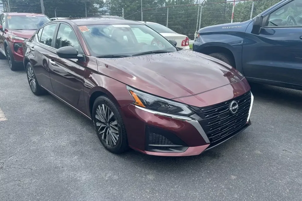 2024 Nissan Altima 2.5 SV photo 1