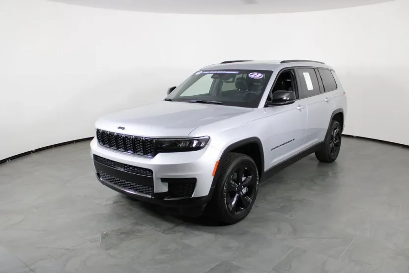 2023 Jeep Grand Cherokee Altitude photo 1