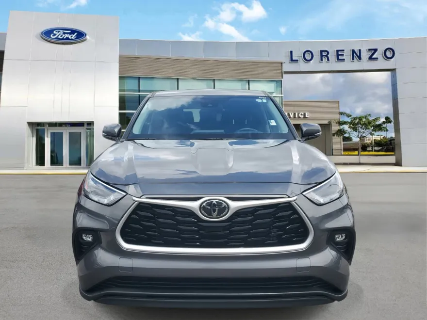 2023 Toyota Highlander LE photo 1