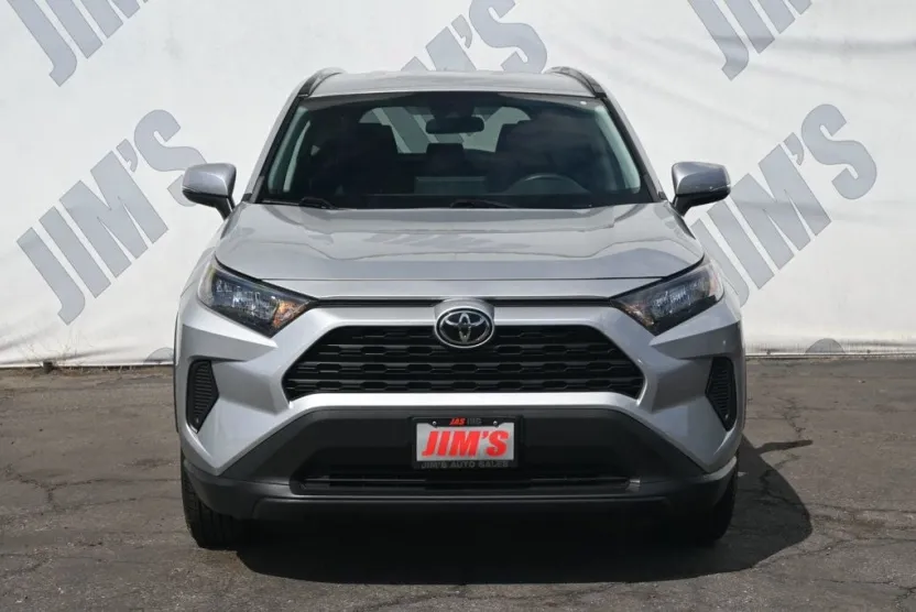2021 Toyota RAV4 LE photo 1