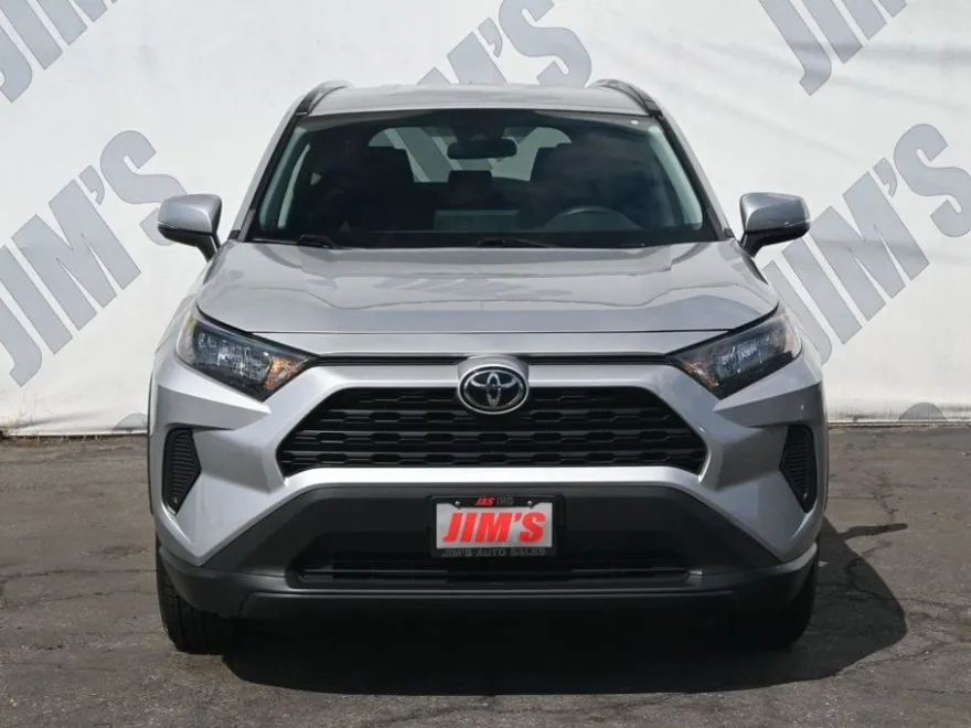 2021 Toyota RAV4 LE photo 1