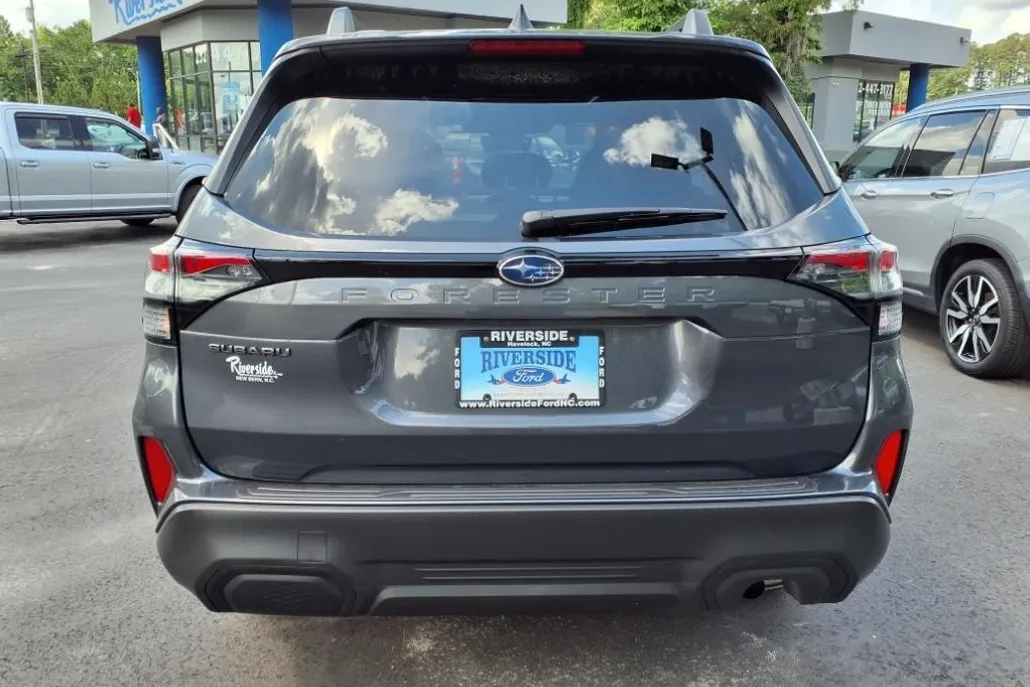 2025 Subaru Forester Premium Base photo 1