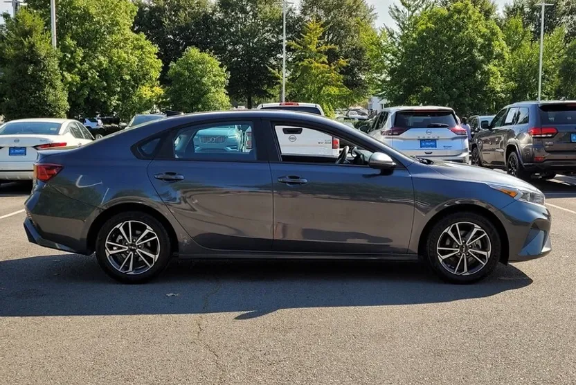 2023 Kia Forte LXS photo 1