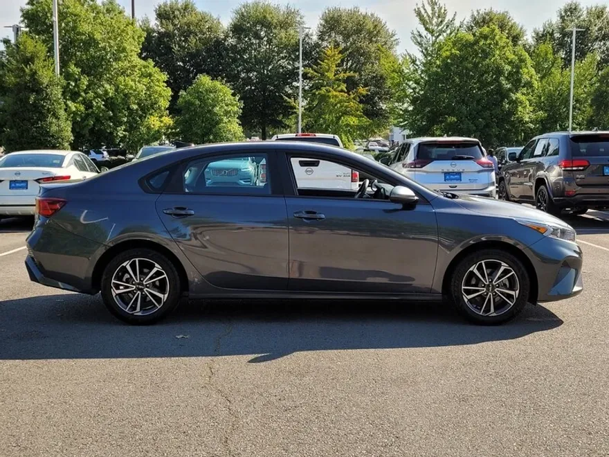2023 Kia Forte LXS photo 1