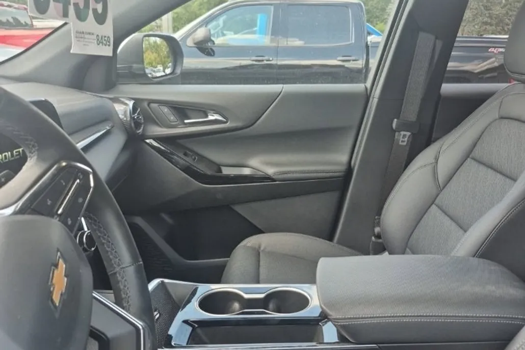 2025 Chevrolet Equinox LT photo 1