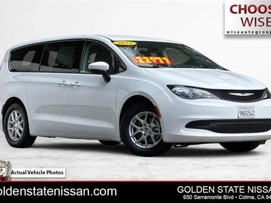2023 Chrysler Voyager LX photo 1