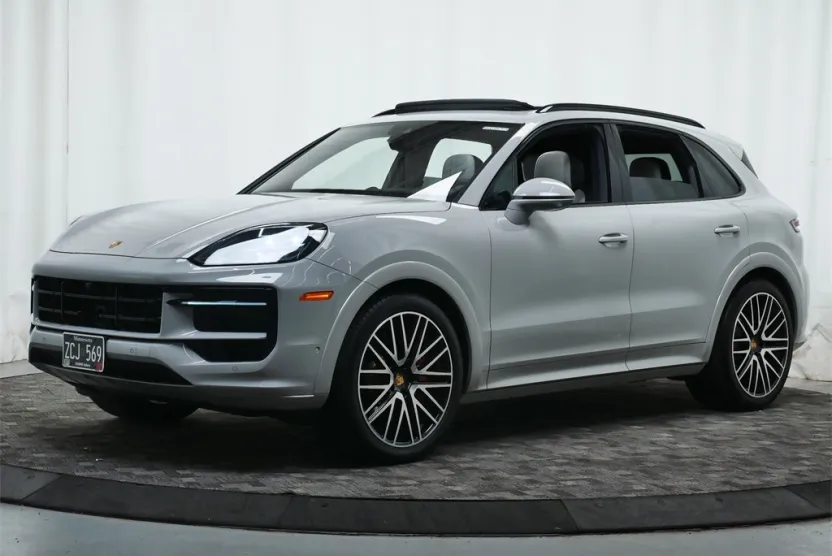 2024 Porsche Cayenne S photo 1