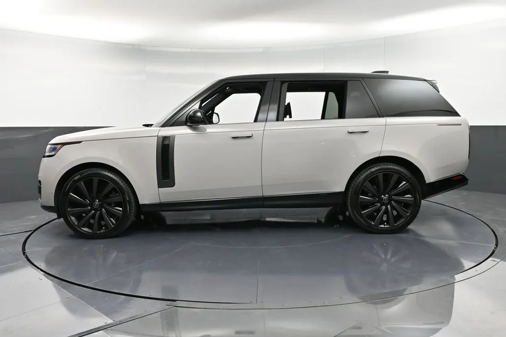 2023 Land Rover Range Rover SV photo 1