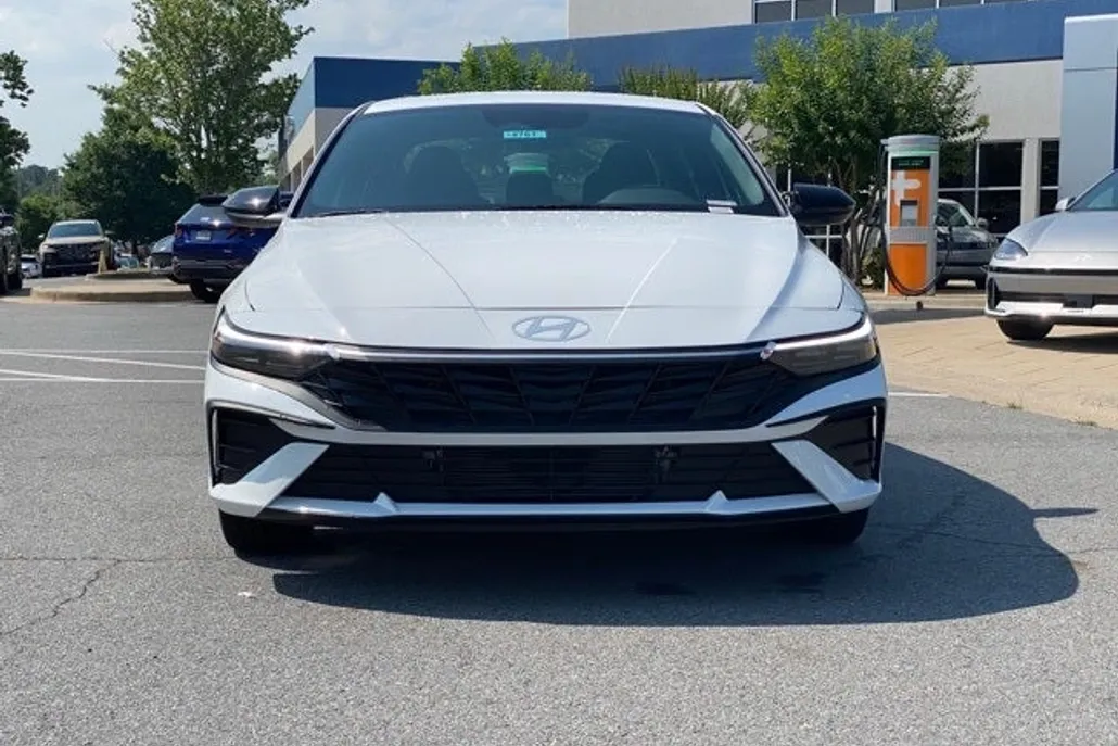 2025 Hyundai Elantra SEL Sport photo 1