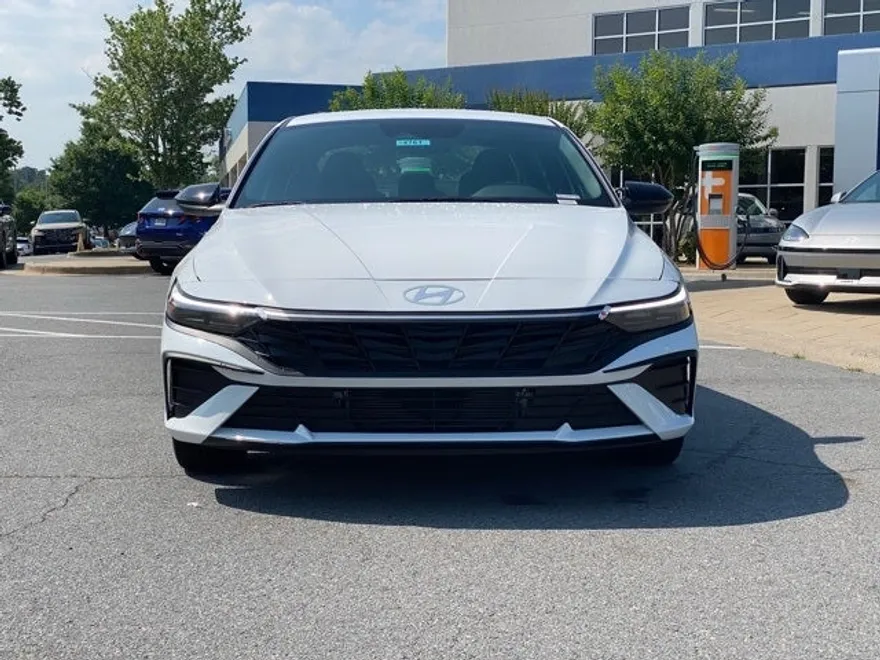 2025 Hyundai Elantra SEL Sport photo 1