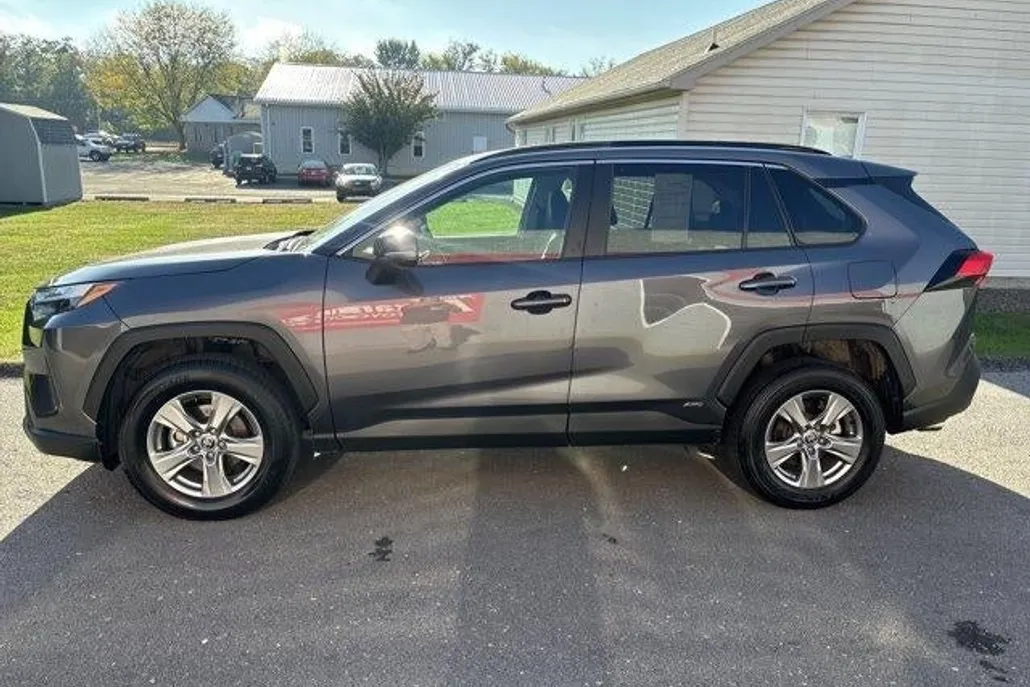 2024 Toyota RAV4 Hybrid XLE photo 1