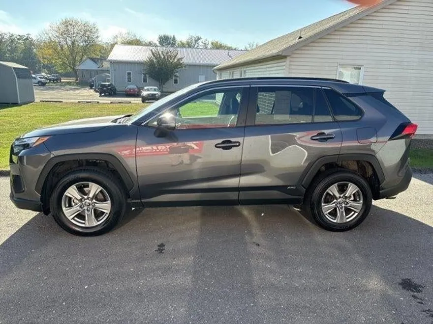 2024 Toyota RAV4 Hybrid XLE photo 1