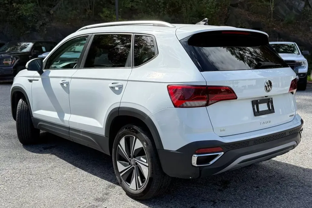 2024 Volkswagen Taos SE photo 1