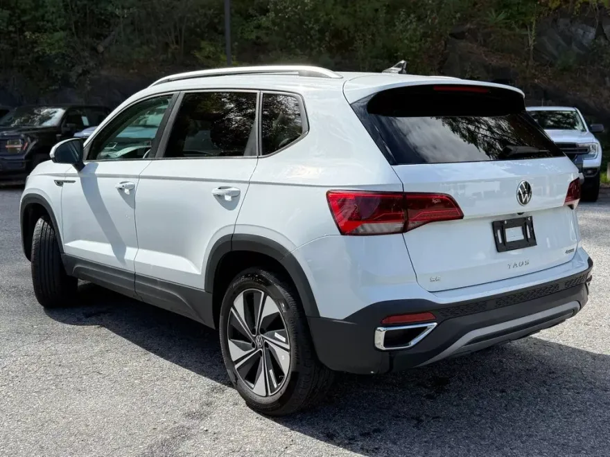 2024 Volkswagen Taos SE photo 1