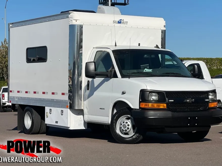 2016 Chevrolet Express Base Cutaway photo 1