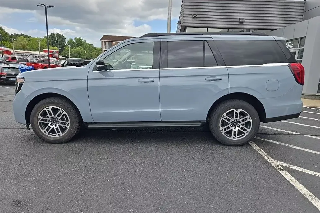 2025 Ford Expedition photo 1