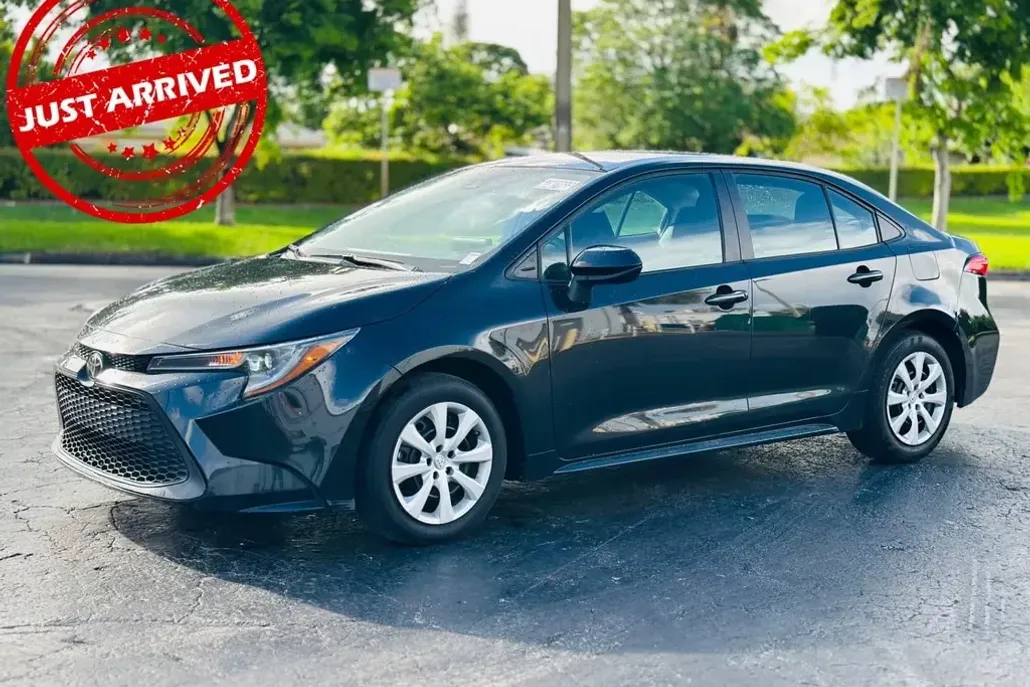 2022 Toyota Corolla LE photo 1