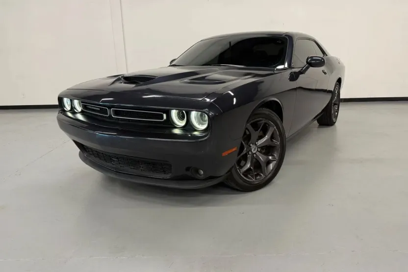 2019 Dodge Challenger SXT photo 1
