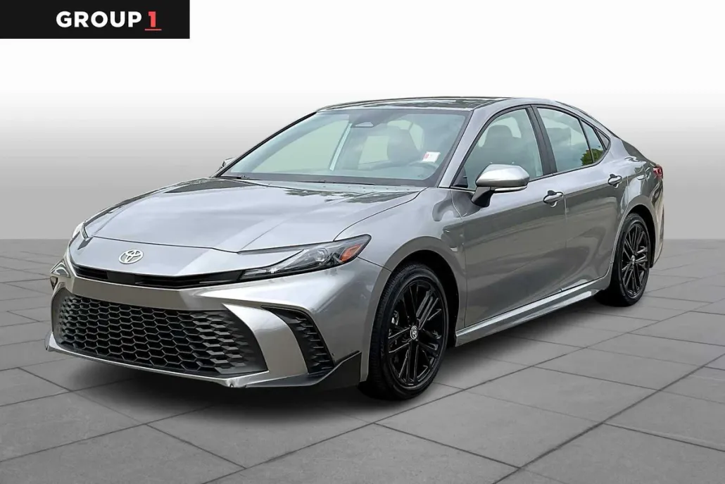 2025 Toyota Camry SE photo 1