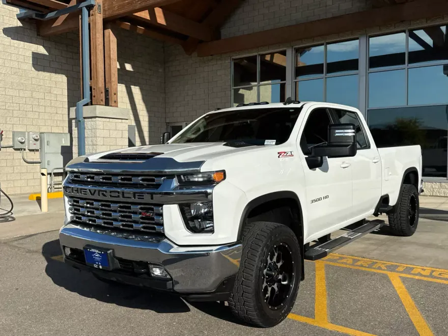 2023 Chevrolet Silverado 3500HD LT photo 1
