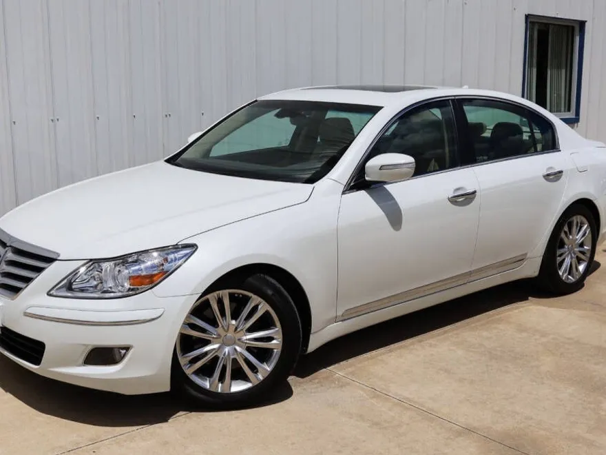 2010 Hyundai Genesis 4.6 photo 1